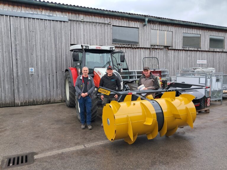 Übergabe Mammut Silageverteiler TITAN 205