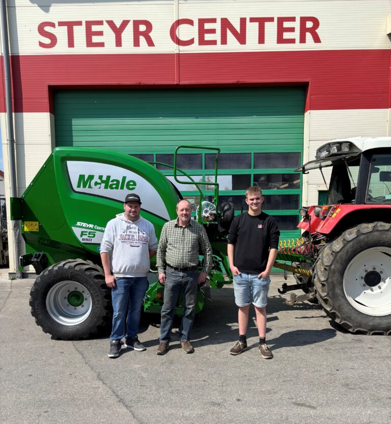 Übergabe McHale Rundballenpresse April 2026 PU