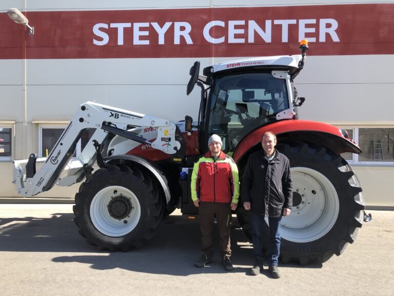 Steyr Profi 6150 CVT & Hauer Frontlader XB 150 an Familie Schagerl