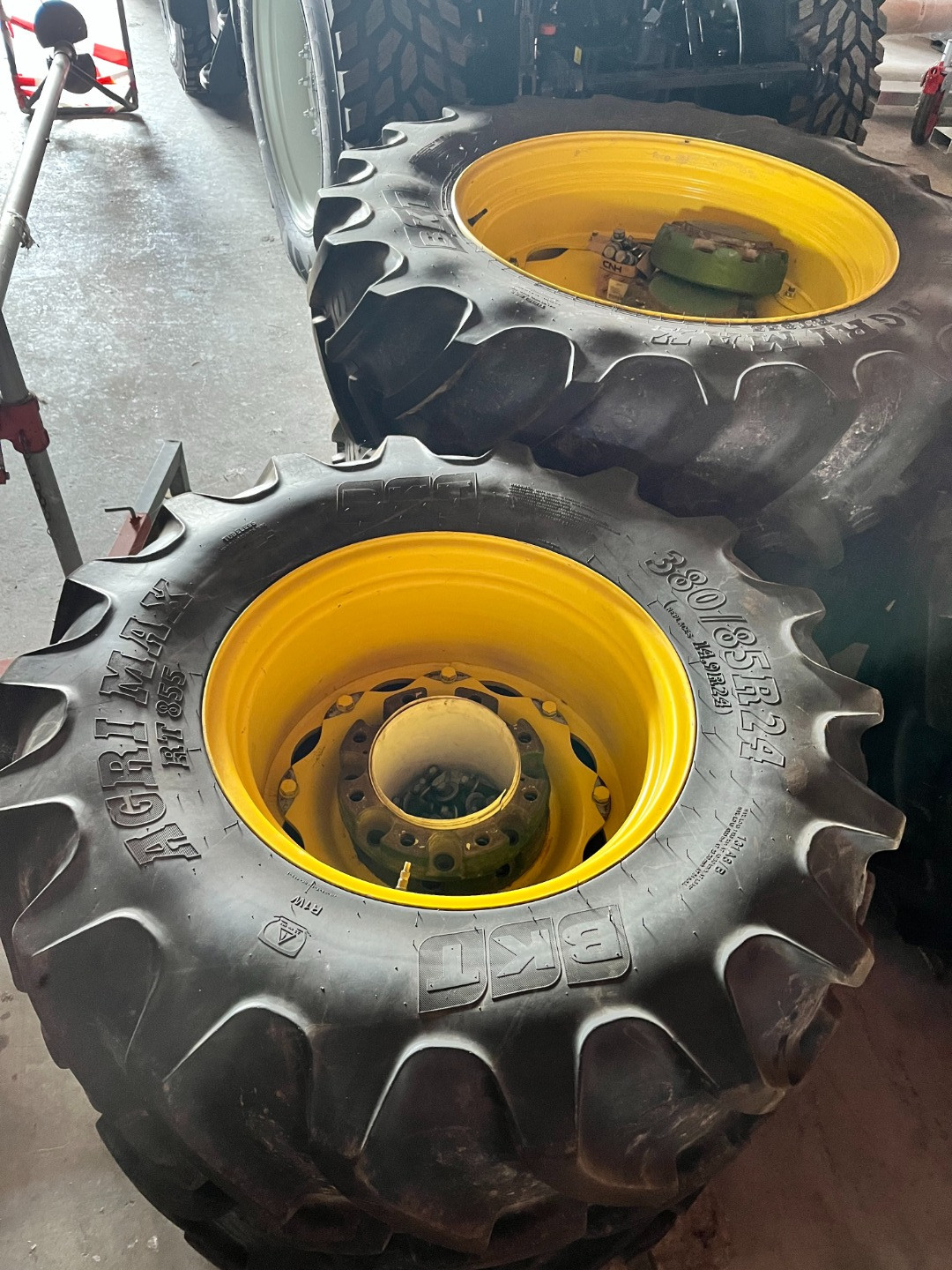 DIVERSE BKT Pflegebereifung Agri-Max RT855 380/85R24 u. 420/85R38 + Spurverbre