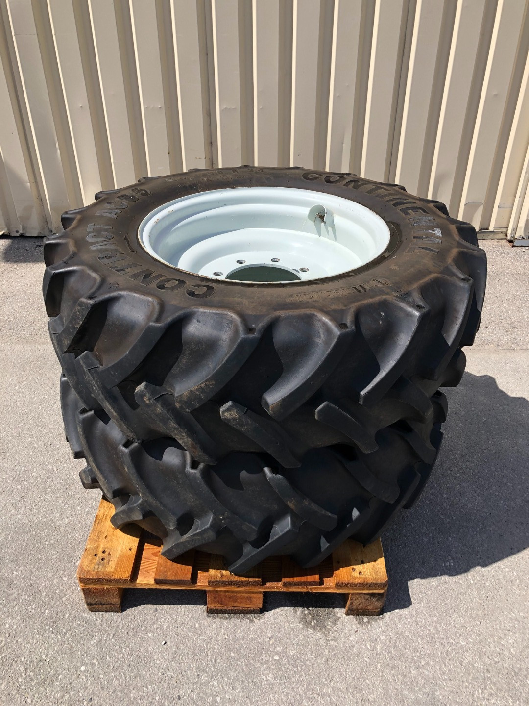 STEYR Conti AC 85 340/85R24 mit Felge