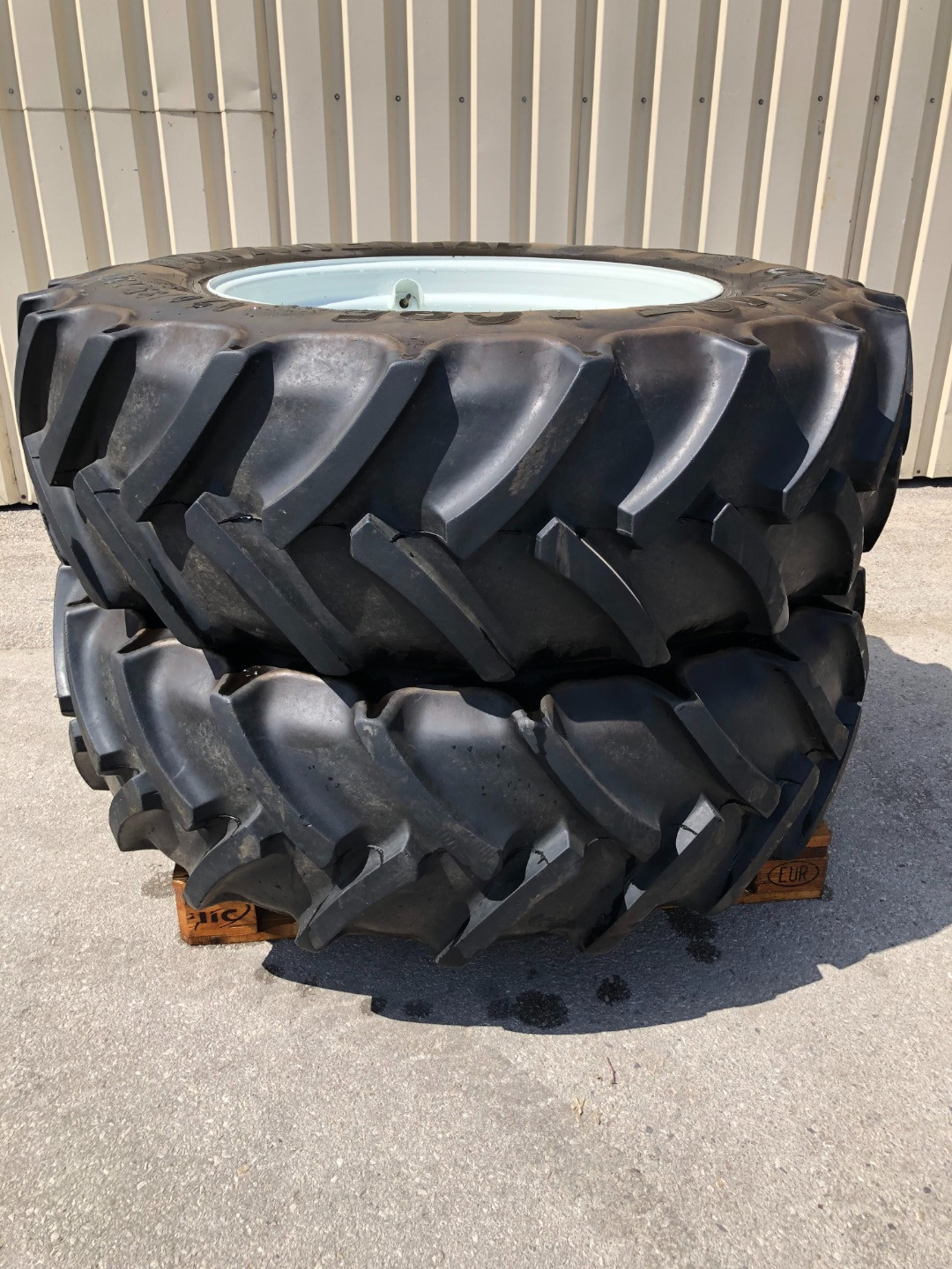 STEYR Conti AC 85 420/85R34 mit Felge