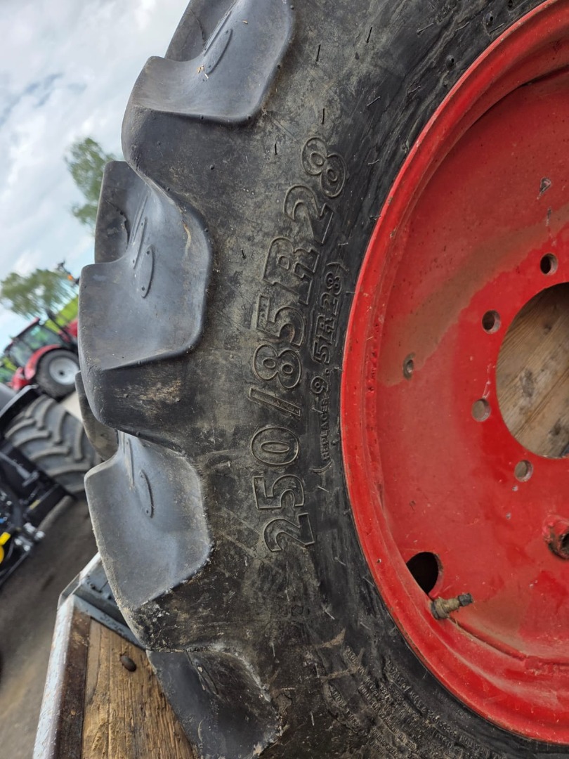 DIVERSE K.-BKT 250/85R28 Kompletträder